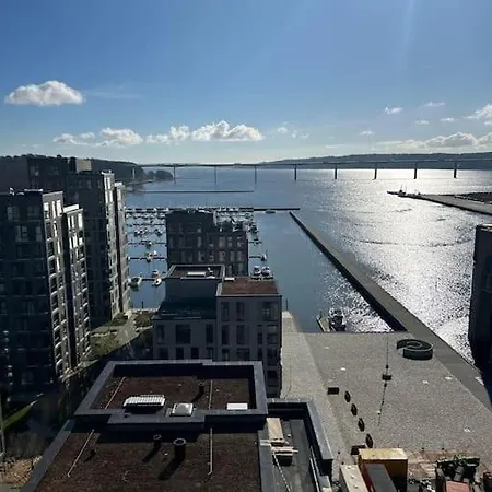 Luksus Ved Fjord, 1. Raekke Til Vandet.
